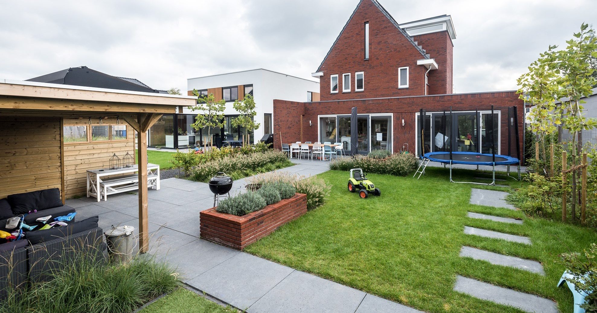 Backyard goarden with tuinreconstructie work